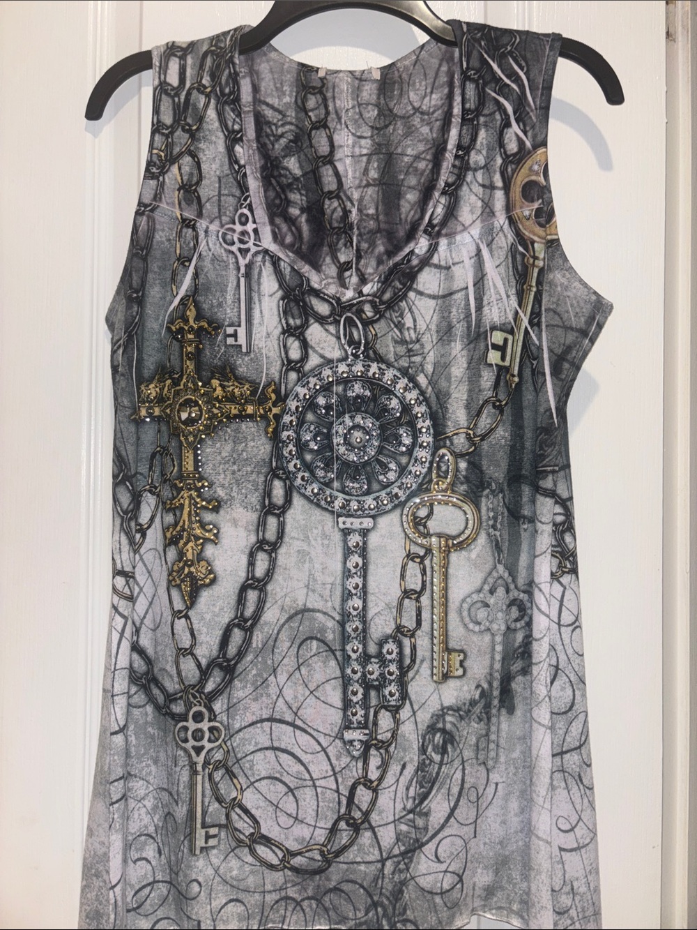 CACHE BRAND GREY BLACK SLEEVELESS TOP CHAIN CROSS KEY DESIGN SHARK-BITE HEM